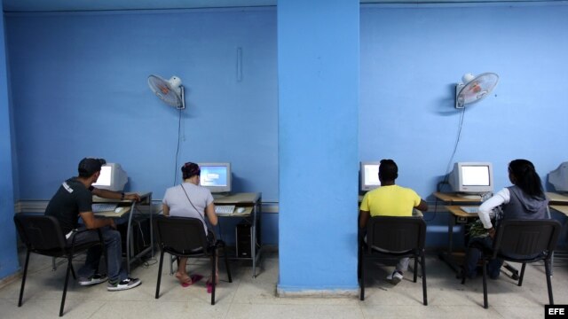 El Gobierno cubano ampliará desde junio los puntos de conexión pública a internet con nuevas salas de navegación como parte de su política de facilitar el acceso "social" a la red, pero continúa restringido su uso privado y desde los hogares.