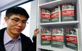 Shin Dong-hyuk posa con su libro "Escape del Campamento 14".