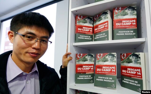 Shin Dong-hyuk posa con su libro "Escape del Campamento 14".