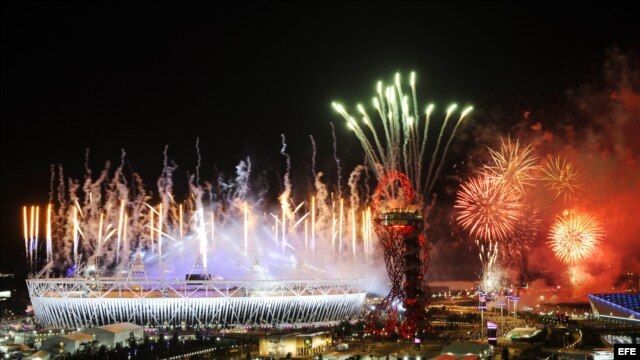 Juegos pirotécnicos son encendidos en el estadio olímpico, en la ceremonia de clausura de los Juegos Olímpicos. 