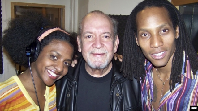 Paquito Hechavarria (al centro)