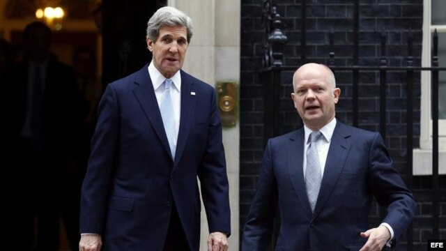 El ministro de Exteriores británico, William Hague (dcha), conversa con el secretario de Estado de EE. UU., John Kerry (izq), a las puertas del número 10 de Downing Street tras una reunión mantenida por ambos responsables hoy, lunes 25 de febrero de 2013.