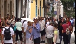 Los turistas abarrotan las calles de la Habana.