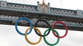 Los anillos olímpicos cuelgan del Tower Bridge en Londres, Reino Unido