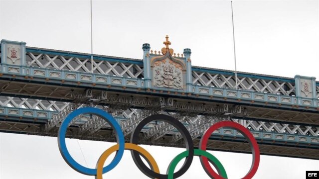 Los anillos olímpicos cuelgan del Tower Bridge en Londres, Reino Unido
