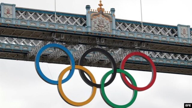 Los anillos olímpicos cuelgan del Tower Bridge en Londres, Reino Unido