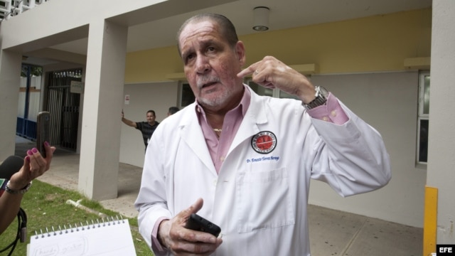 El director del Centro Médico de San Juan, Ernesto Torres, habla con la prensa sobre el estado clínico de Macho Camacho. 