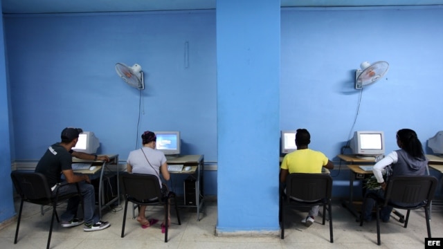 Varias personas acceden a Internet en una sala de navegación en La Habana. EFE