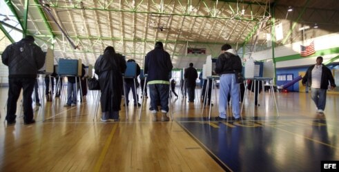 Votantes ejercen su derecho al sufragio en un colegio electoral de Cleveland, Ohio (EE.UU.)