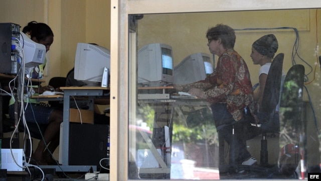 ARCHIVO. Varias personas consultan Internet en una "sala de navegación", perteneciente a la empresa estatal Correos de Cuba.