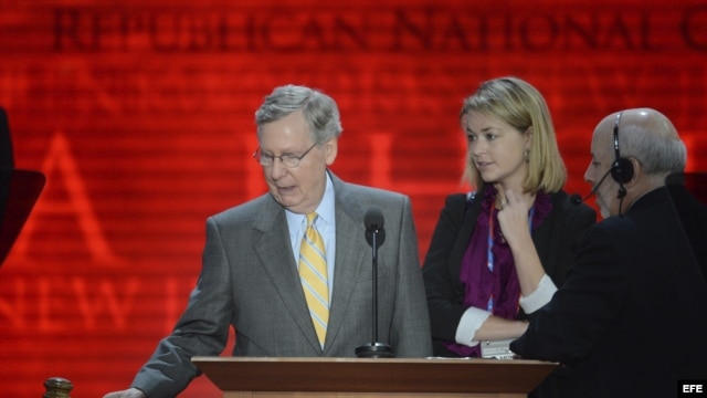 El líder de la minoría republicana en el Senado de EEUU, Mitch McConnell, participa en una charla durante el Congreso Nacional Republicano en el Foro de Tampa, Florida, EE.UU. 