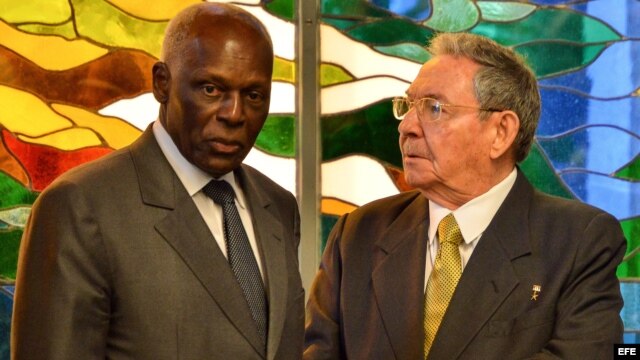 Raúl Castro y el presidente de Angola, José Eduardo Dos Santos, en una fotografía de archivo.