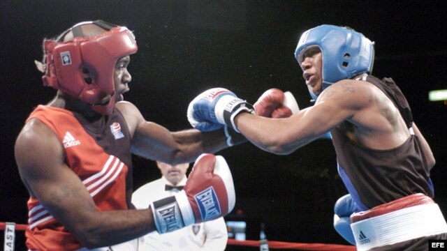 Fotografía de archivo de Austin Trout (D) frente a Cory Jones (I) of Brooklyn, NY, el 28 de febrero de 2004.  