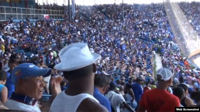 Aficionados cubanos en el estadio Latinoamericano de La Habana.