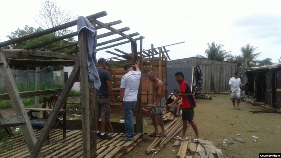 Cubanos en Colombia levantan precarias viviendas con los materiale que tienen a mano.