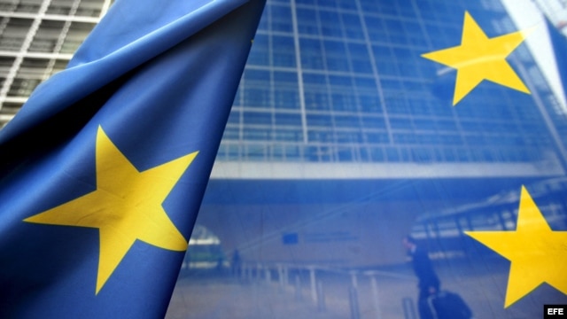 Bandera de la Unión Europea frente a la sede de la Comisión Europea (CE) en Bruselas.