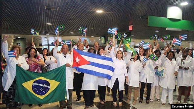 Médicos cubanos a su llegada a Brasil.