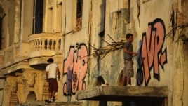 Graffiteros cubanos frente el Malecon