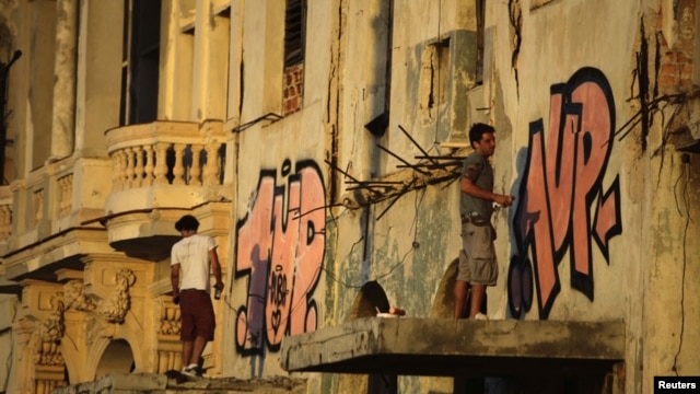 Graffiteros cubanos frente el Malecon