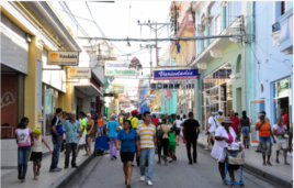 Calle Enramada Santiago de Cuba visitada por los turistas