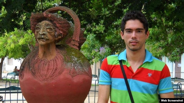 El periodista cubano y activista LGTBI, Maykel González Vivero, pasó días en un calabozo por cubrir el paso de Matthew.
