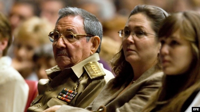 Raúl Castro (i),  junto a su hija Deborah (c) y su nieta Vilma en una velada solemne en homenaje a Vilma Espín. 