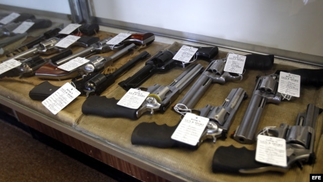 Exposición para venta de armas en EE.UU. Fotografía de archivo.