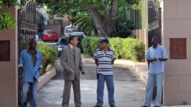 Militares vestidos de civil vigilan una de las entradas de la sede del Tribunal Provincial La Habana