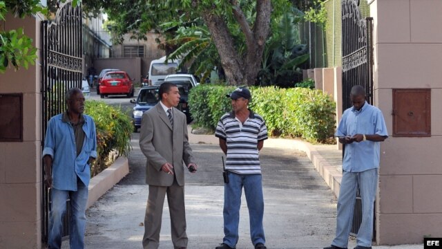 Militares vestidos de civil vigilan una de las entradas de la sede del Tribunal Provincial La Habana