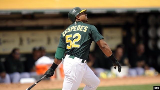  El bateador de Atléticos Yoenis Cespedes observa después de batear.