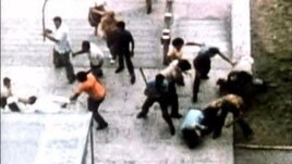 Presos políticos y familiares son golpeados por porristas del gobierno en mayo de 1980 frente a la Sección de Intereses de EE.UU.