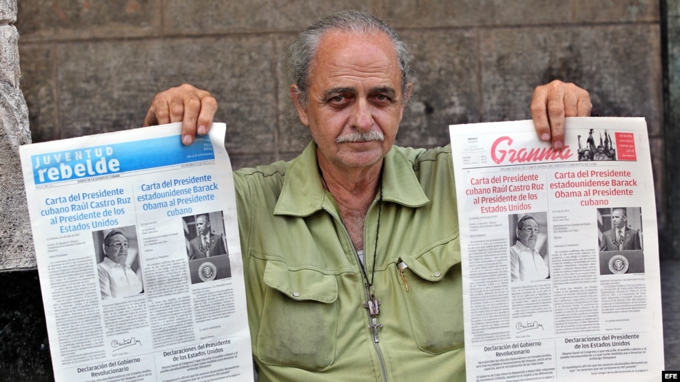 Un vendedor de periódicos en La Habana muestra el diario oficial Granma y Juventud Rebelde, con la misma portada. 
