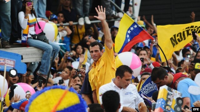 El excandidato de la oposicion, Henrique Capriles, saluda a seguidores durante un acto de campaña electoral. 
