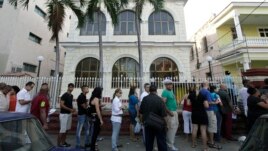 Una fila frente a una de las oficinas donde entregan pasaportes en La Habana, Cuba 