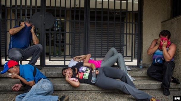 Gases lacrimógenos y francotiradores aplastan reclamo opositor en Venezuela