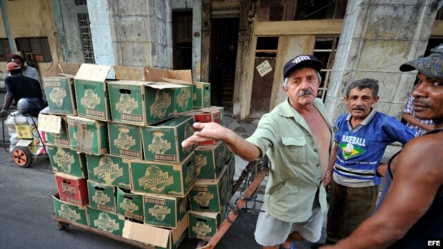 Recolectores de materia prima esperan su turno para vender su mercancía  en La Habana (Cuba). 