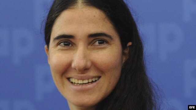 La periodista y bloguera cubana Yoani Sánchez, autora del blog "Generación Y", presenta su libro "Cuba libre" en Varsovia (Polonia)mayo de 2013.