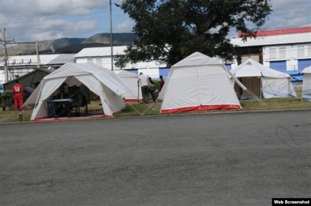 Casas de capaña de la cruz roja en Santiago de Cuba