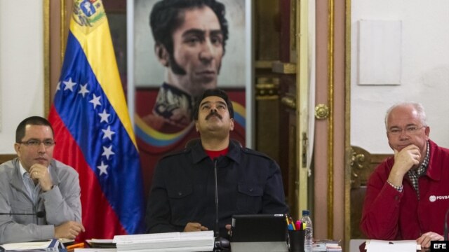 El presidente venezolano, Nicolás Maduro (c), junto con el vicepresidente Jorge Arreaza (i) y el vicepresidente económico y presidente de PDVSA, Rafael Ramírez (d), encabeza una reunión de la conferencia de paz con miembros de organizaciones sindicales y 