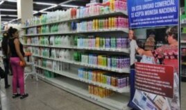 El cartel a la derecha aclara que en la tienda se acepta moneda nacional.