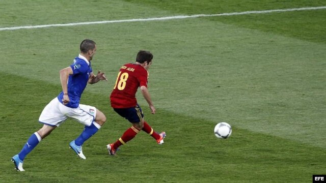 El centrocampista español Jordi Alba (d) marca el 2-0 durante la final de la Eurocopa de fútbol 2012 entre España e Italia en el estadio Olímpico de Kiev, Ucrania el domingo 1 de julio de 2012. EFE/Fehim Demir