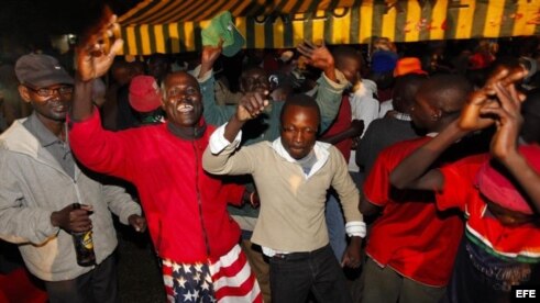 Partidarios del presidente estadounidense, Barack Obama, en la aldea Nyang'oma Kogelo, donde fue criado el padre de Obama y donde vive su abuela Sarah Onyango.