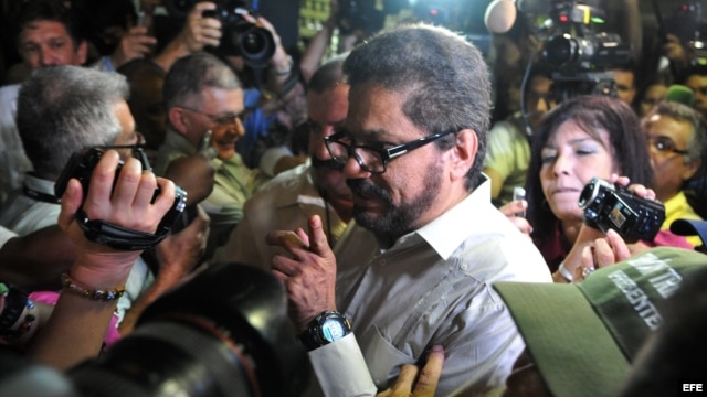 Luciano Marín Arango, alias "Iván Márquez", número dos de las FARC, lee un comunicado declarando un alto al fuego unilateral. 