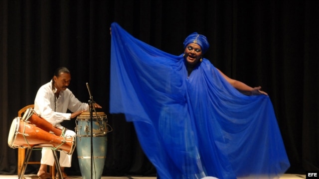 Integrante del grupo Danza Voluminosa, durante una actuación.
