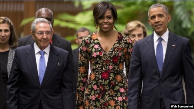 Michelle y Barack Obama llegan a la cena de Estado acompañados por Raúl Castro.