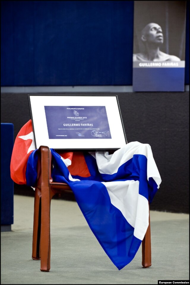Una silla vacía con la bandera cubana representa al ausente Premio Sájarov Guillermo Fariñas.