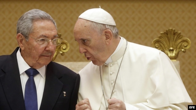 El papa Francisco conversa con Raúl Castro.