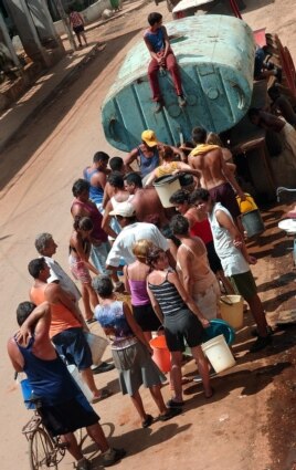 ARCHIVO. Una fila para cargar agua de un camión cisterna.