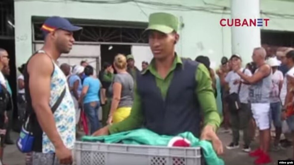 Agentes policiales decomisan la mercancía a los cuentapropistas de la tienda "Lindo Amanecer", en La Habana Vieja. (Captura de video/Cubanet)