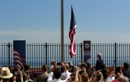 El secretario estadounidense de Estado, John Kerry (d), asiste hoy, viernes 14 de agosto de 2015, a la ceremonia de izado de la bandera estadounidense en la embajada de ese país en La Habana (Cuba).